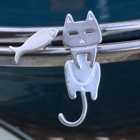 Mismatched cat and fish 🐠 earrings- movement - Picture 6 of 8